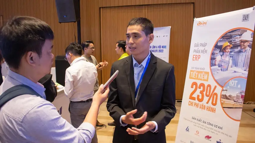 CEO Nguyễn Văn Lượng được các phóng viên phỏng vấn